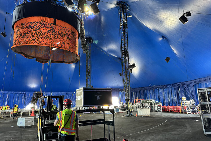 Cirque Du Soleil - the tent goes up